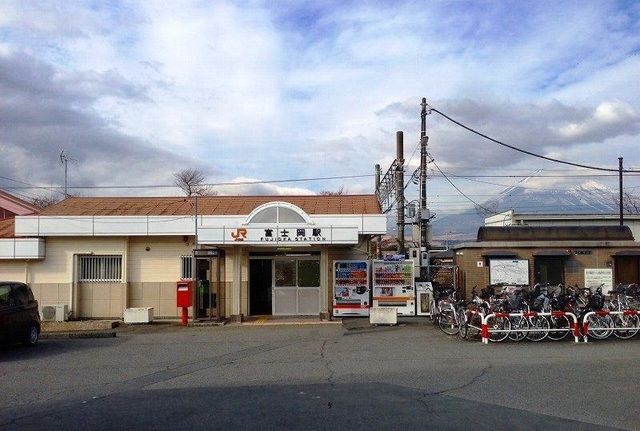 近くの富士岡駅まで700m（徒歩9分）
