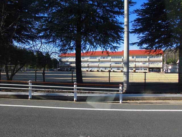 近くの坂西中学校まで1,800m（徒歩23分）