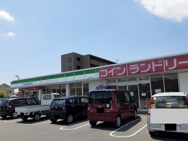 近くのファミリーマート羽若店まで1,100m（徒歩14分）