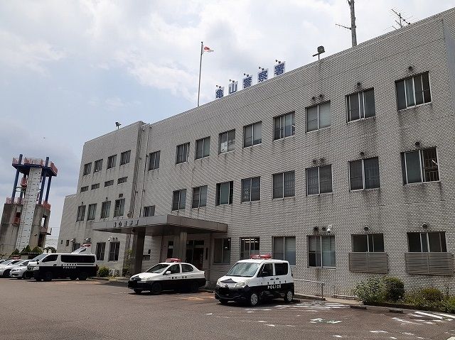 近くの亀山警察署まで2,400m（徒歩30分）