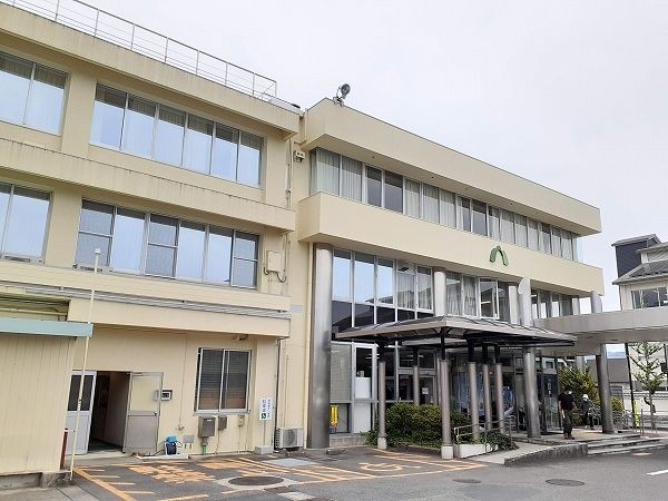 近くの亀山市役所まで2,100m（徒歩27分）