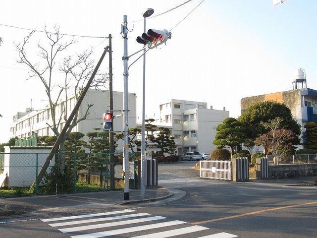 近くの防府市立佐波中学校まで450m（徒歩6分）