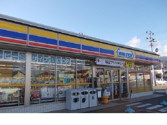 近くのミニストップ福島桑折町店まで600m（徒歩8分）