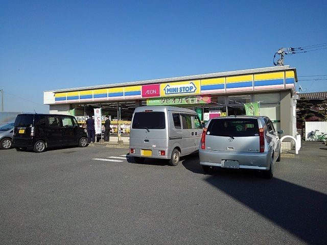 近くのミニストップ大刀洗本郷店まで730m（徒歩10分）