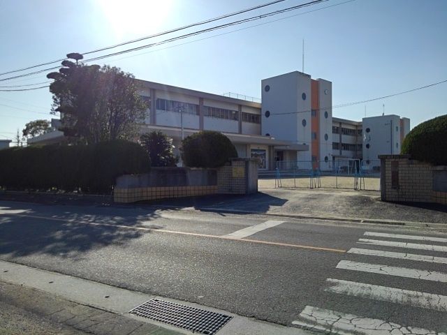 近くの大刀洗町立　本郷小学校まで600m（徒歩8分）