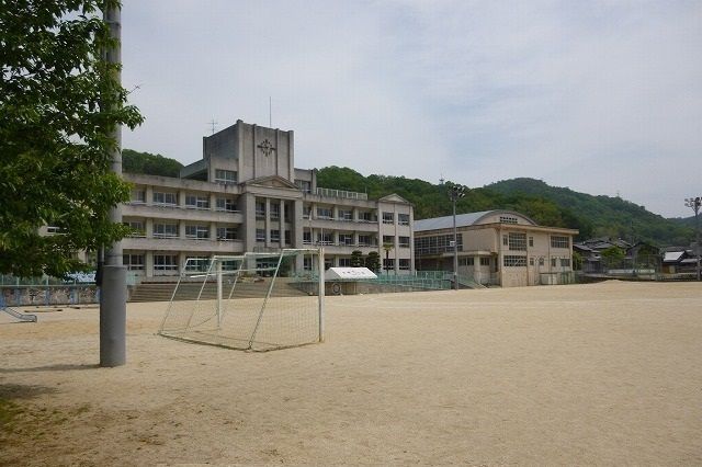 近くの小学校まで450m（徒歩6分）