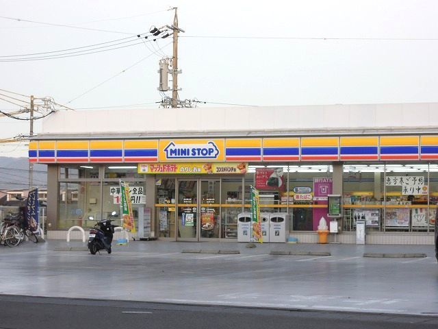 近くのミニストップまで550m（徒歩7分）