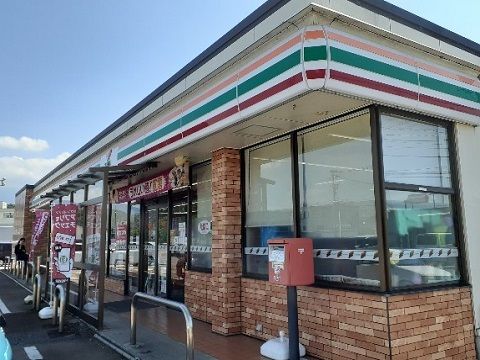 近くのセブンイレブン黒部田家店まで450m（徒歩6分）