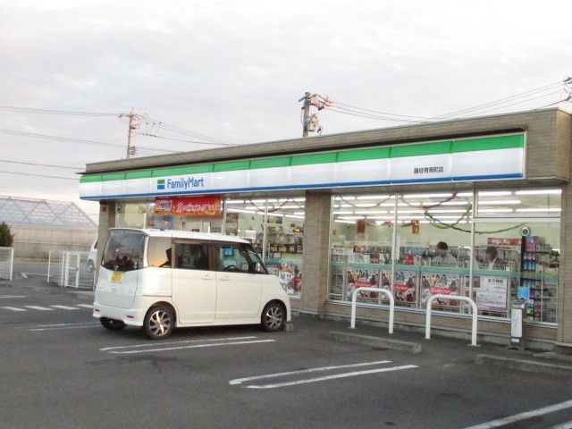 近くのファミリーマートまで300m(徒歩4分)