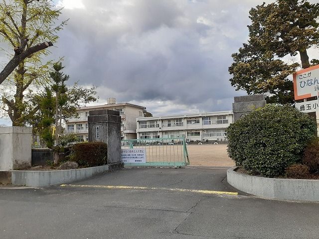 近くの浜松市立麁玉小学校まで900m（徒歩12分）