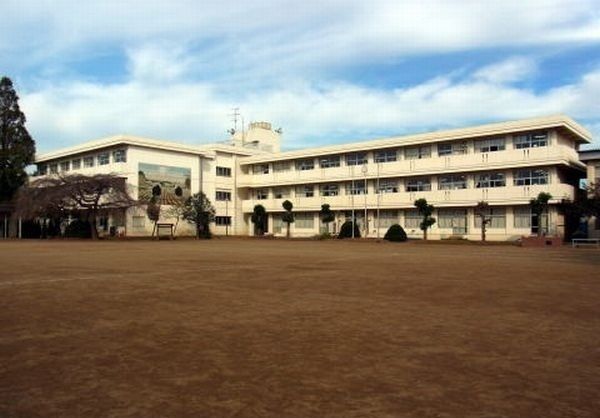 近くの朝陽小学校まで2,000m(徒歩25分)