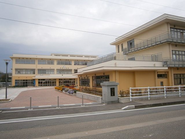 近くの福岡小学校まで2,100m（徒歩27分）