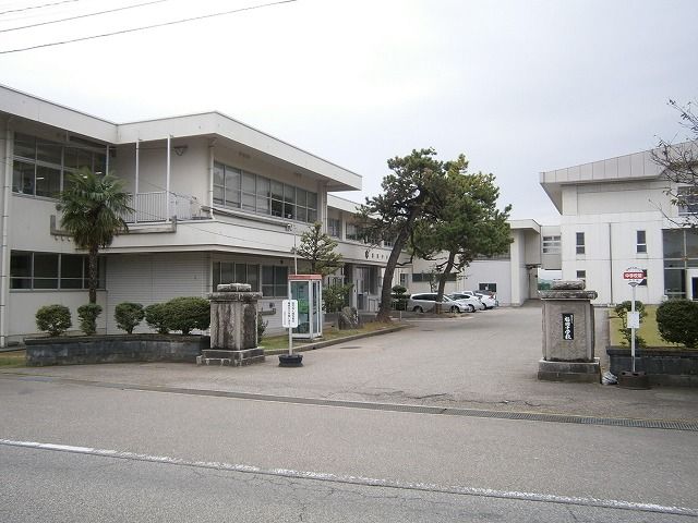 近くの福岡中学校まで3,700m（徒歩47分）