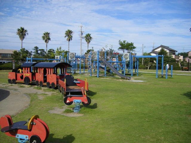 近くの八千代公園まで550m（徒歩7分）