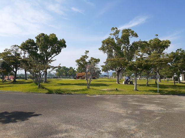 近くの小郡運動公園まで870m（徒歩11分）