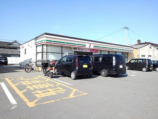 近くのセブンイレブン小郡運動公園前店まで450m（徒歩6分）