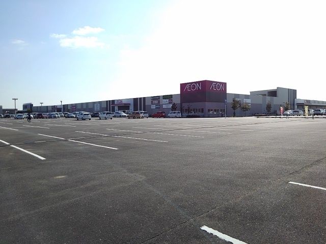 近くのイオン小郡ショッピングセンターまで810m（徒歩11分）