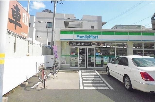 近くのファミリーマートまで140m(徒歩2分)