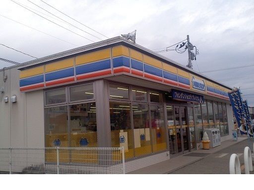 近くのミニストップ福島梁川店まで700m（徒歩9分）