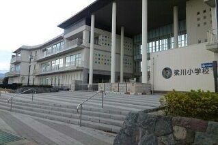 近くの伊達市立梁川小学校まで1,000m（徒歩13分）