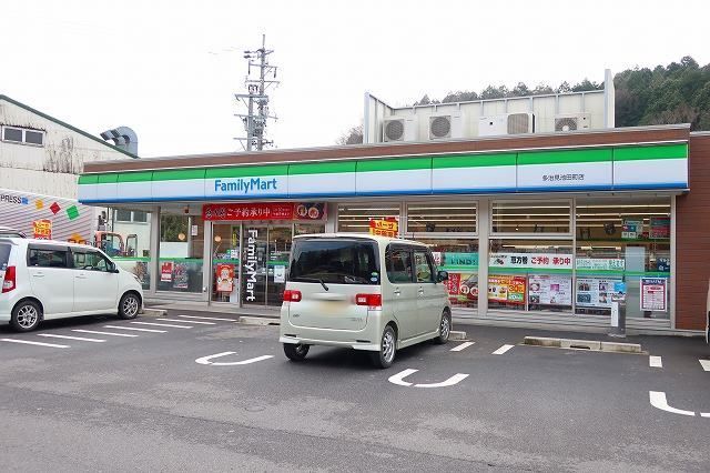近くのファミリーマートまで1,200m(徒歩15分)