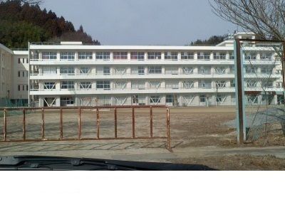 近くの川俣町立川俣中学校まで2,000m（徒歩25分）