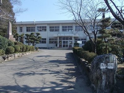 近くの小学校まで1,100m（徒歩14分）