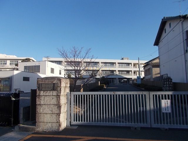 近くの御前崎市立御前崎小学校まで1,200m（徒歩15分）