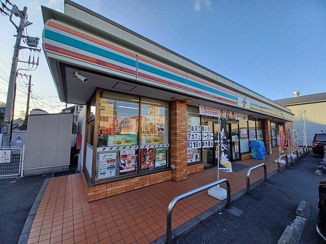 近くのセブン－イレブン足立鹿浜２丁目まで493m（徒歩7分）