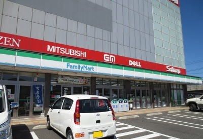 近くのファミリーマートまで450m(徒歩6分)