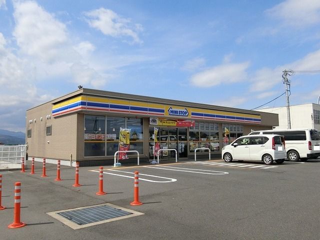 近くのコンビニまで750m（徒歩10分）