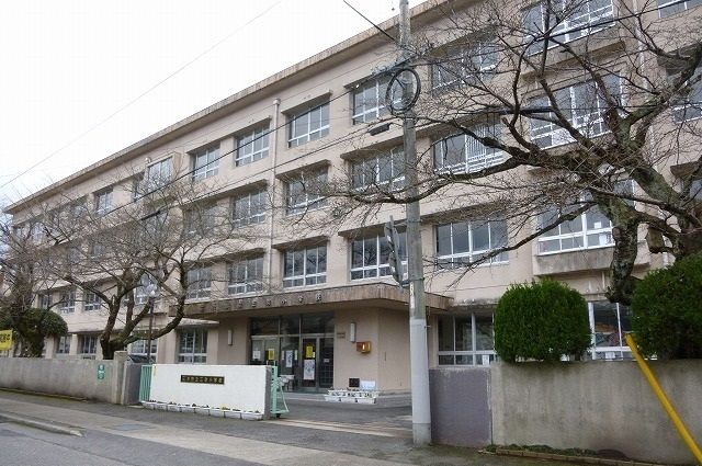 近くの小学校まで950m（徒歩12分）