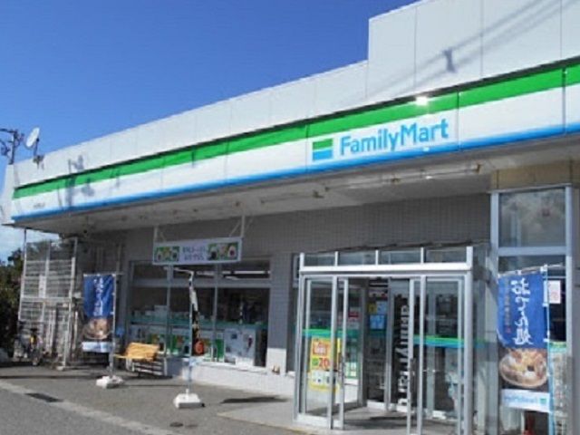 近くのコンビニまで300m（徒歩4分）