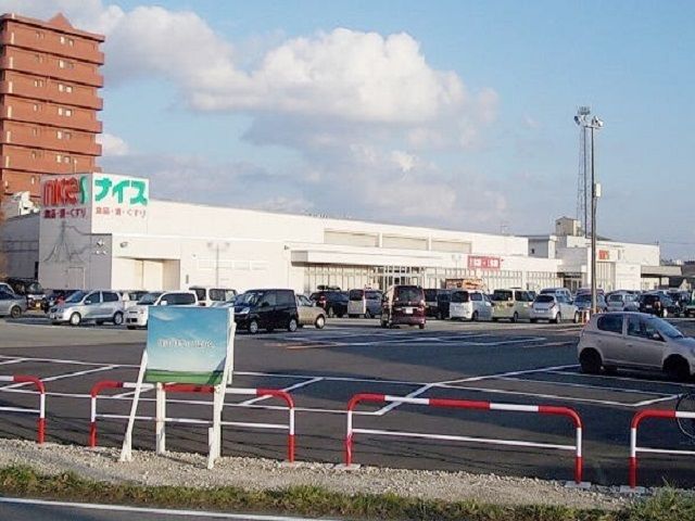近くのスーパーまで1,400m（徒歩18分）