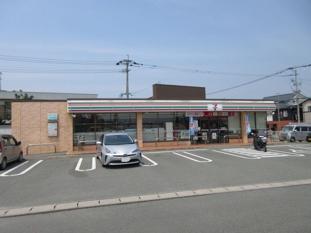 近くのセブンイレブンまで300m(徒歩4分)