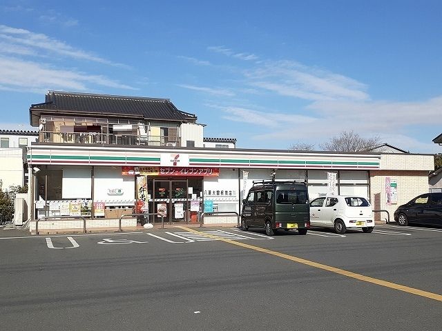 近くのコンビニまで700m（徒歩9分）