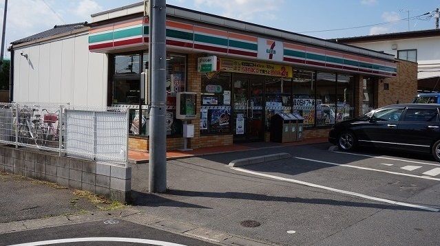 近くのセブンイレブン三郷鷹野中央通りまで900m（徒歩12分）