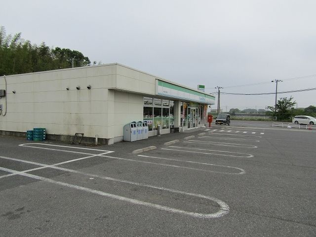 近くのファミリーマート新小轡店まで900m（徒歩12分）