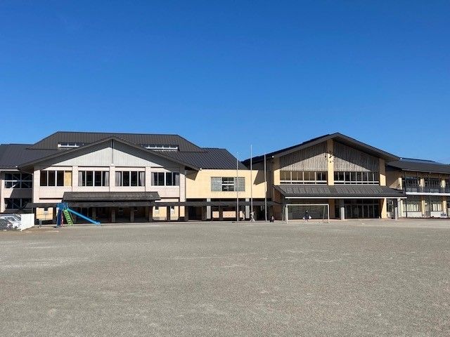近くの益子町立益子小学校まで1,650m(徒歩21分)