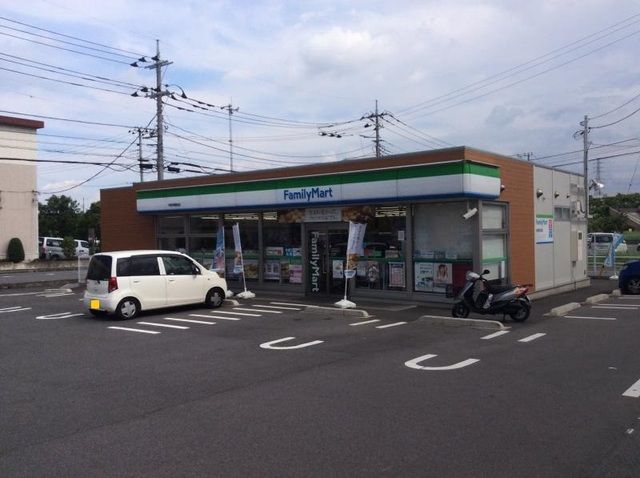 近くのファミリーマート伊奈学園前まで520m（徒歩7分）