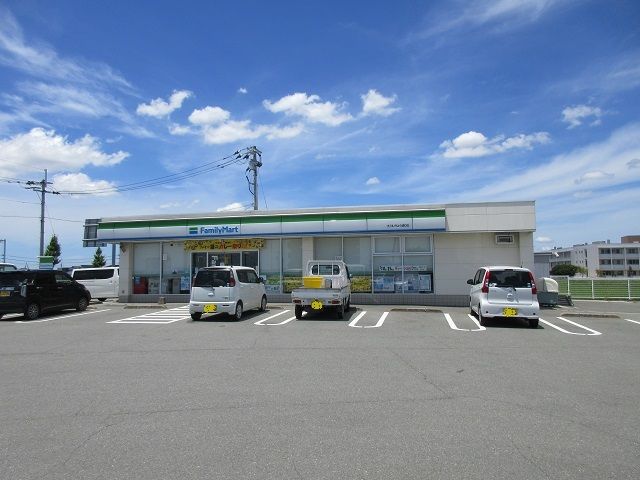 近くのファミリーマートいちょう通り店まで750m（徒歩10分）