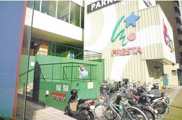 近くのフレスタまで500m（徒歩7分）