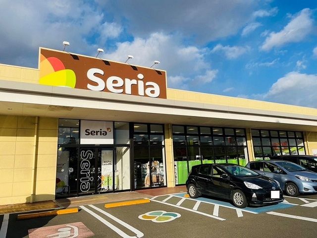 近くのセリア名取バイパス店まで450m（徒歩6分）