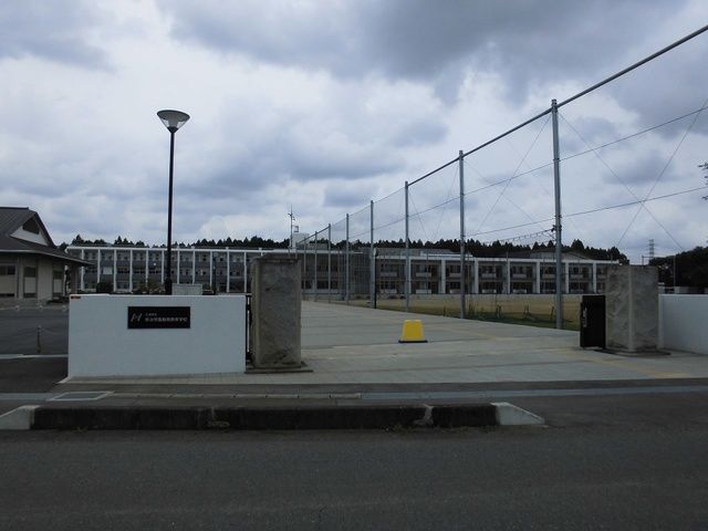近くの土浦市立新治学園義務教育学校まで280m（徒歩4分）