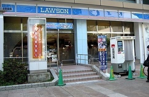 近くのコンビニまで450m（徒歩6分）