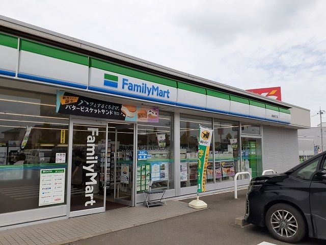 近くのファミリーマート常総新石下店まで300m（徒歩4分）
