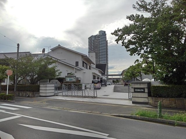 近くの小学校まで1,400m（徒歩18分）