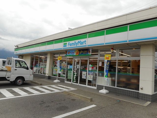 近くのファミリーマート安曇野下鳥羽店まで650m（徒歩9分）
