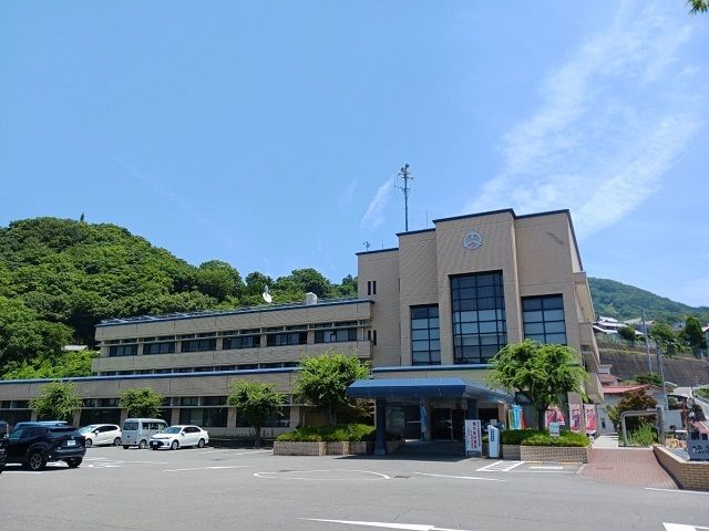 近くの砥部町役場様まで450m（徒歩6分）