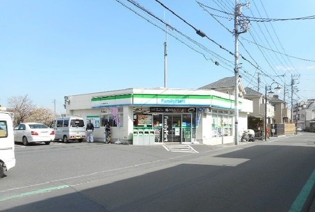 近くのファミリーマートまで350m（徒歩5分）